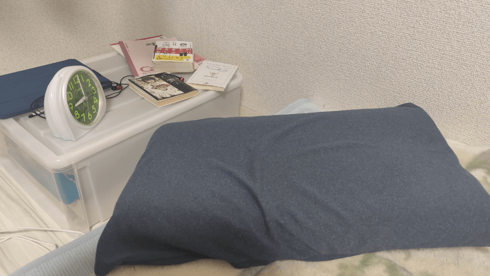 枕元に本が無造作に置かれている写真