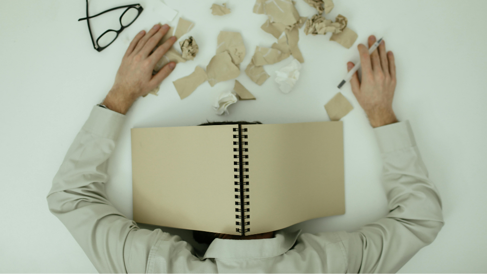 無理を続けて疲れ果て、倒れ込んでしまった人のイメージ画像