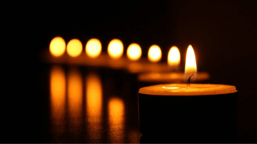 ホラーミステリー小説を読み終えたあとの静かな余韻を表すイメージ画像