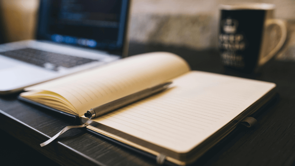 抑うつ状態の初期にやらないと決めたことを振り返る静かな机の風景