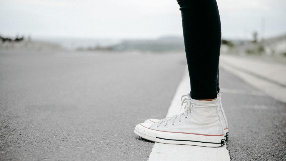 メンタル不調の初期にやらないと決めて立ち止まる足元のイメージ