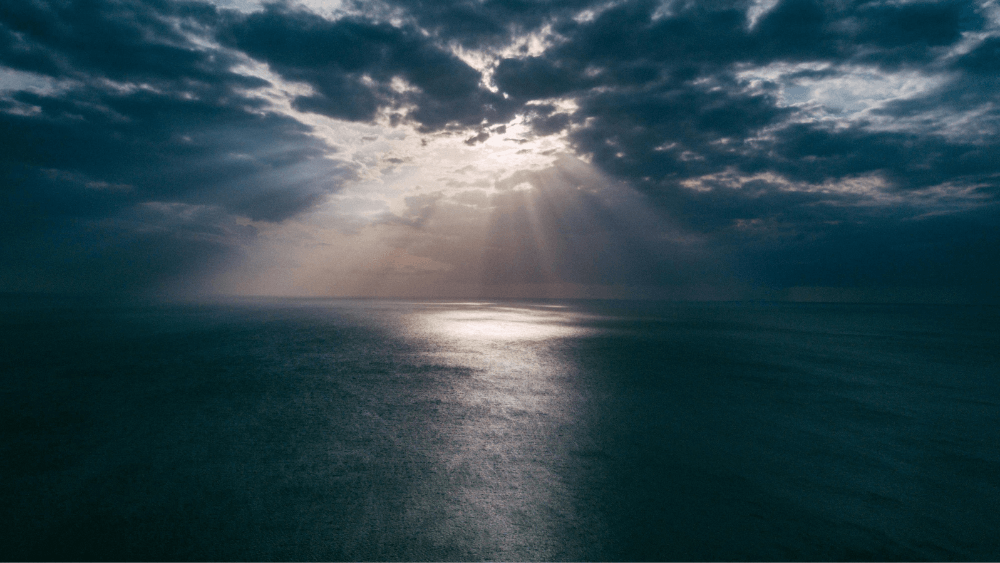 曇り空の海に差し込む光とメンタル不調を振り返るイメージ画像