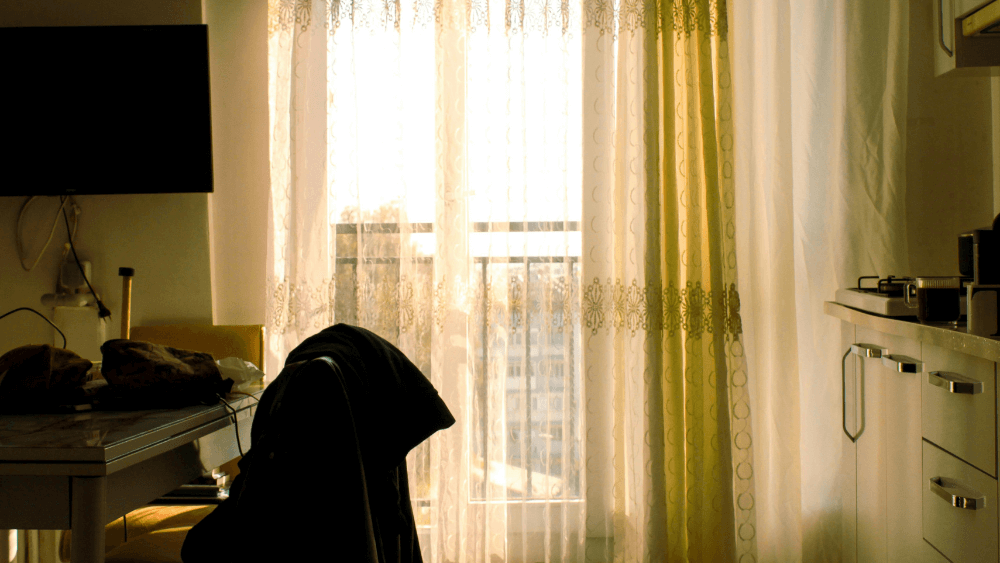 メンタル回復期の兆しを感じる静かな部屋の風景